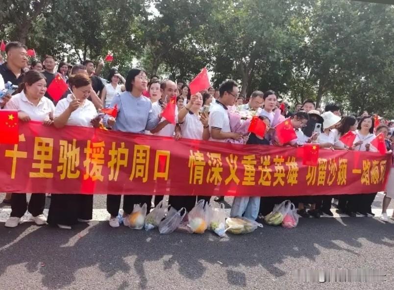 洪消归程，周口致谢春风（现代诗一首）
 
洪水慢慢退去
英雄，却要踏上归程（
 
