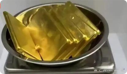 王女士被骗子异地登录假冒成好友小芳，并删除小芳账号。次日，假“小芳”紧急借款60