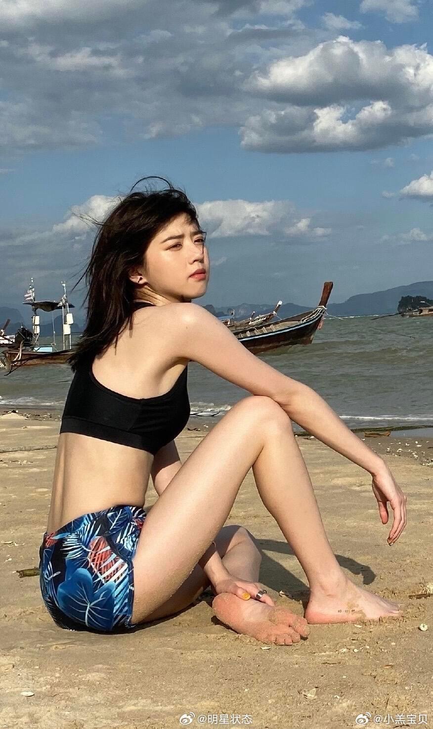 李凯馨 沙滩泳装松弛慵懒且随性 