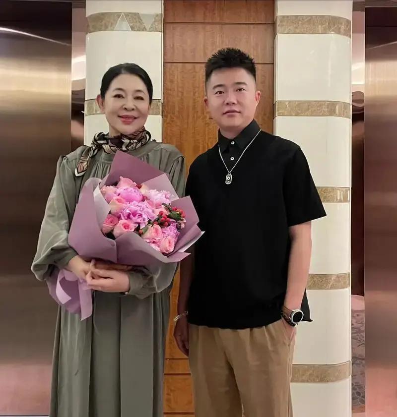 央视主持人倪萍老了，当年的女神也步入老年人的行列，但她整个人的状态还不错，气质佳