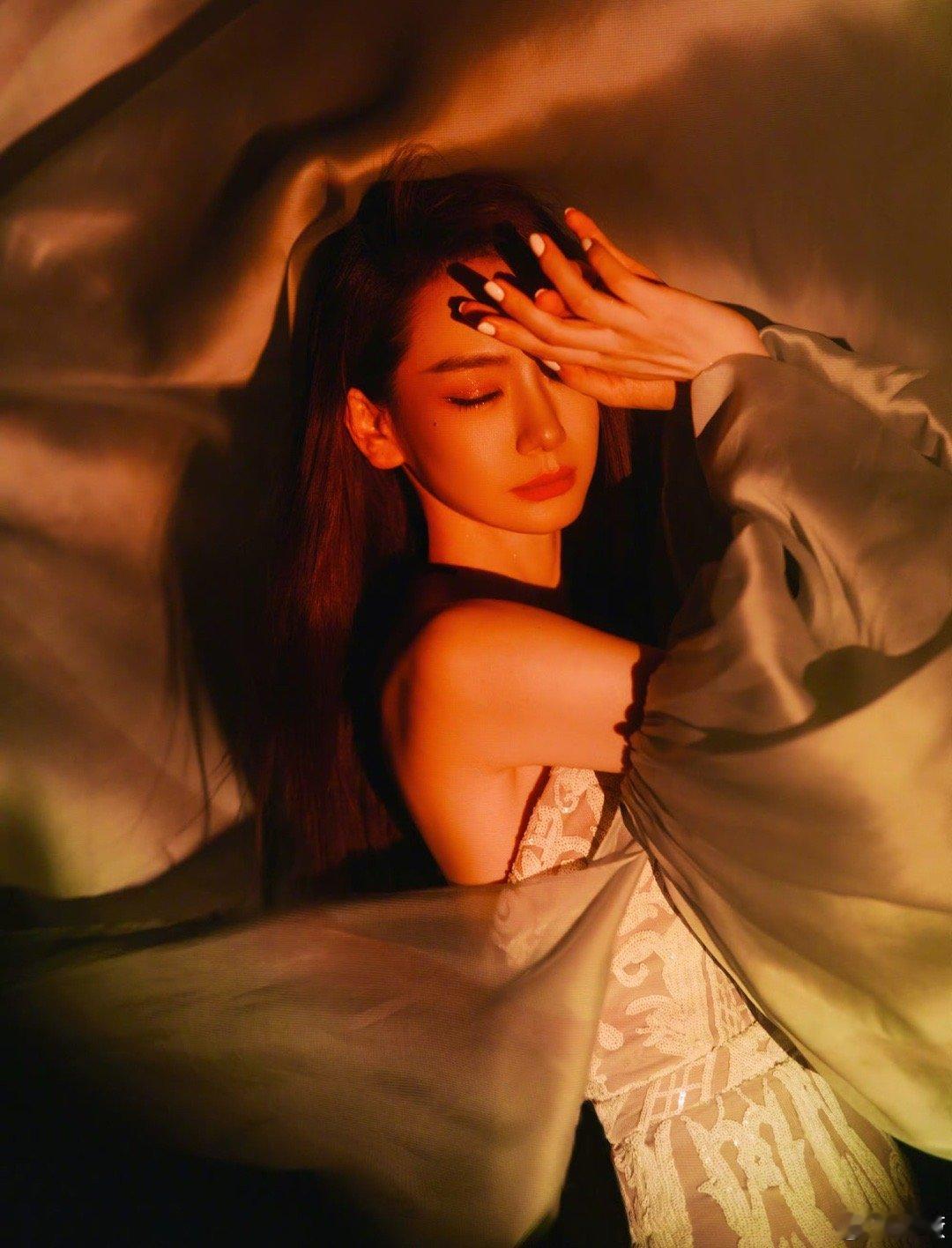 #戚薇组造型是戚薇设计搭配的##戚薇奶白菜长裙#戚薇发文：“有人说这套衣服很像奶