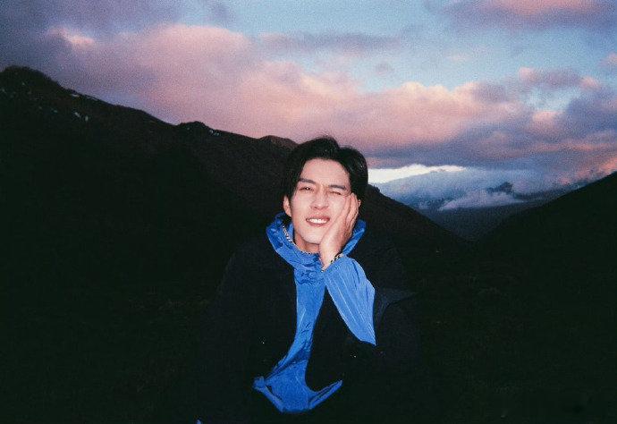 韩东君搞怪四连拍韩东君满30减10岁 韩东君在山野暮色下的搞怪四连拍也太可爱了吧
