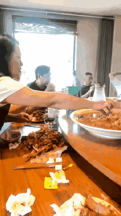 这样恐怕是不大好吧，别人还在坐着，如果已经人都走完了，那再打包对别人也是尊重，旁