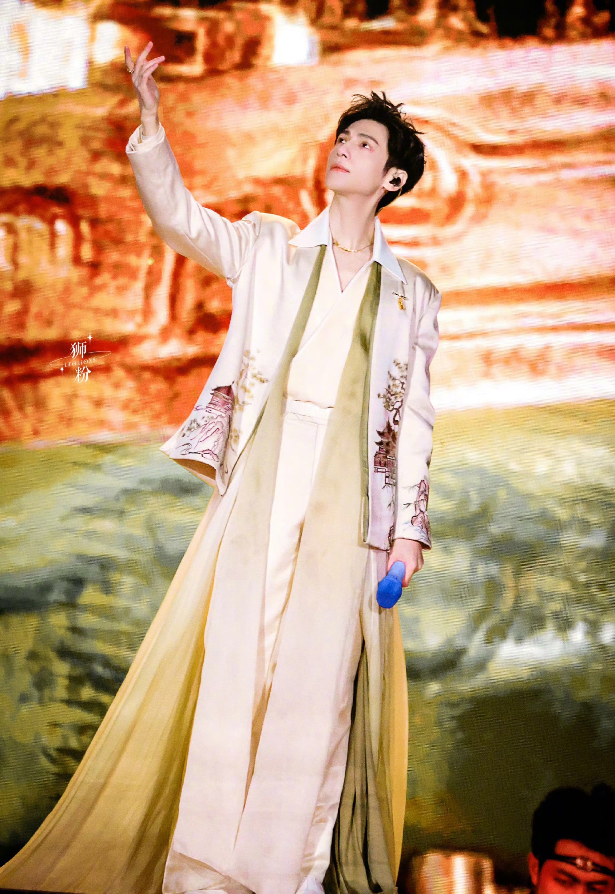 #早安咪语##罗云熙壁上观舞美# 翩翩公子、气宇轩昂，罗云熙东方美学舞台神性十足