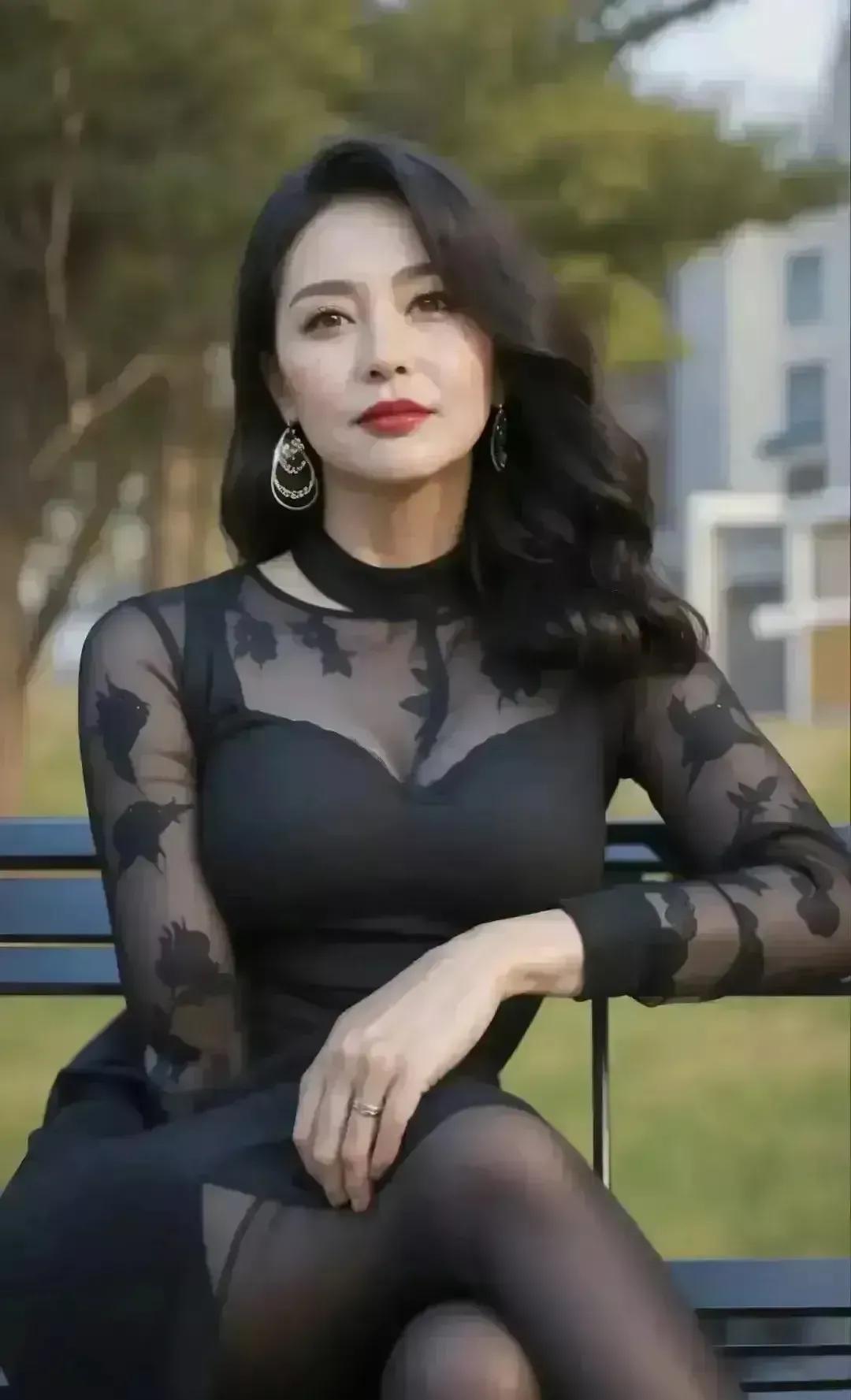 女儿和儿子在斗嘴，开始还挺开心的，后来就有点不对劲了，儿子说:这是我家，你回你自
