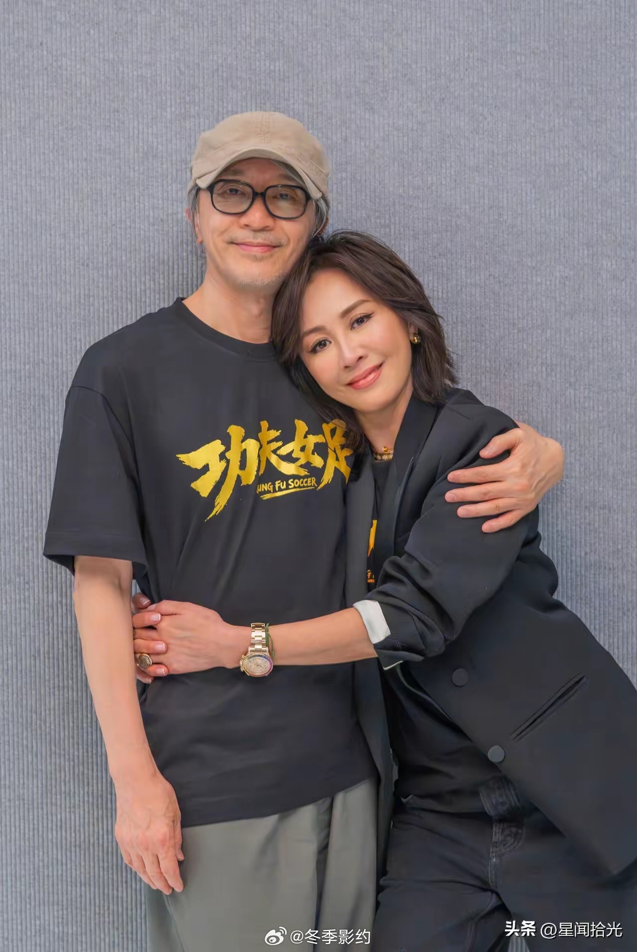 8.8《功夫女足》香港谢票活动上，刘嘉玲搂着周星驰合照，好令人感动和羡慕的友情啊