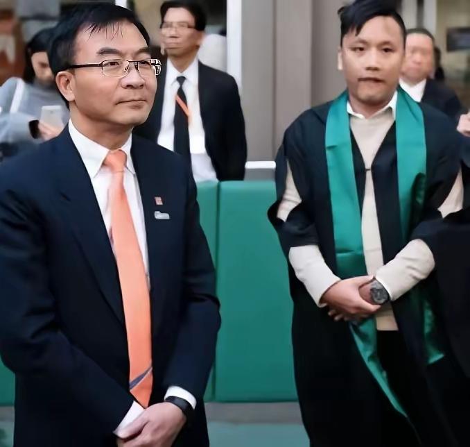 香港一学校毕业典礼上奏国歌，两名毕业生不仅不唱国歌，还一直坐着拒绝肃立，校长陈卓