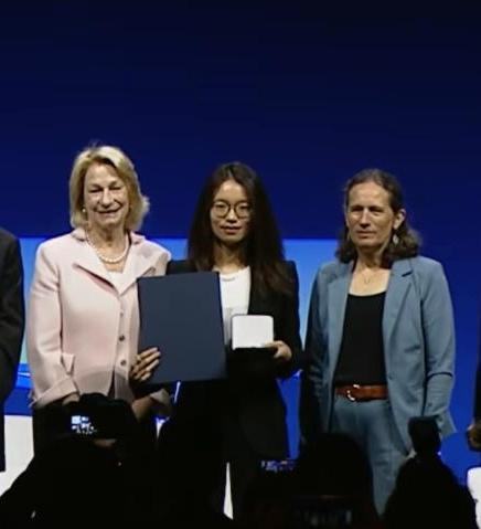 根本没想到！这才是王虹最牛之处！菲尔兹奖90年，全球仅3位女性获奖者！
 
被誉