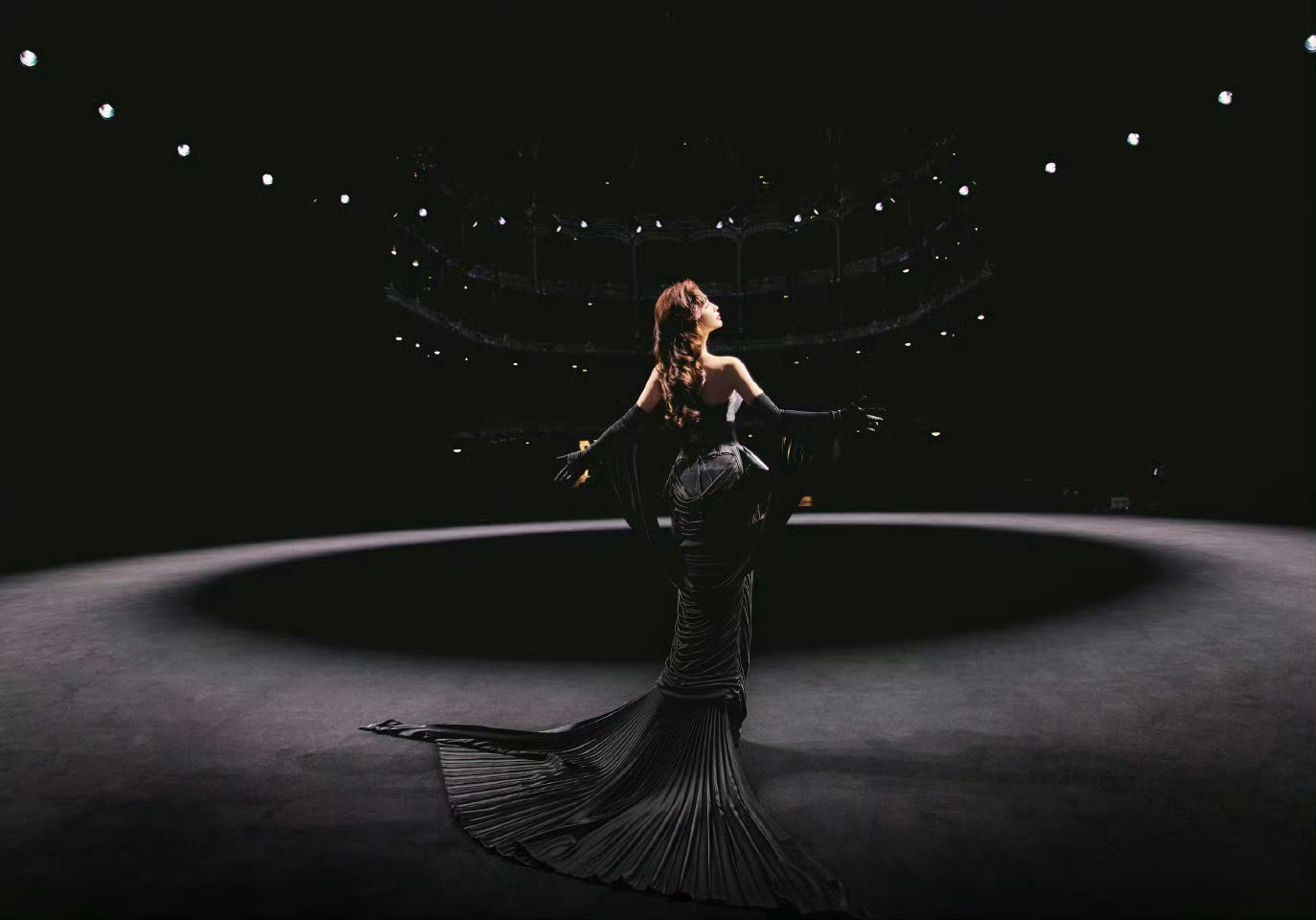 杨颖暗夜女王庆生照Angelababy暗夜女王生日照 杨颖生日快乐！！杨颖