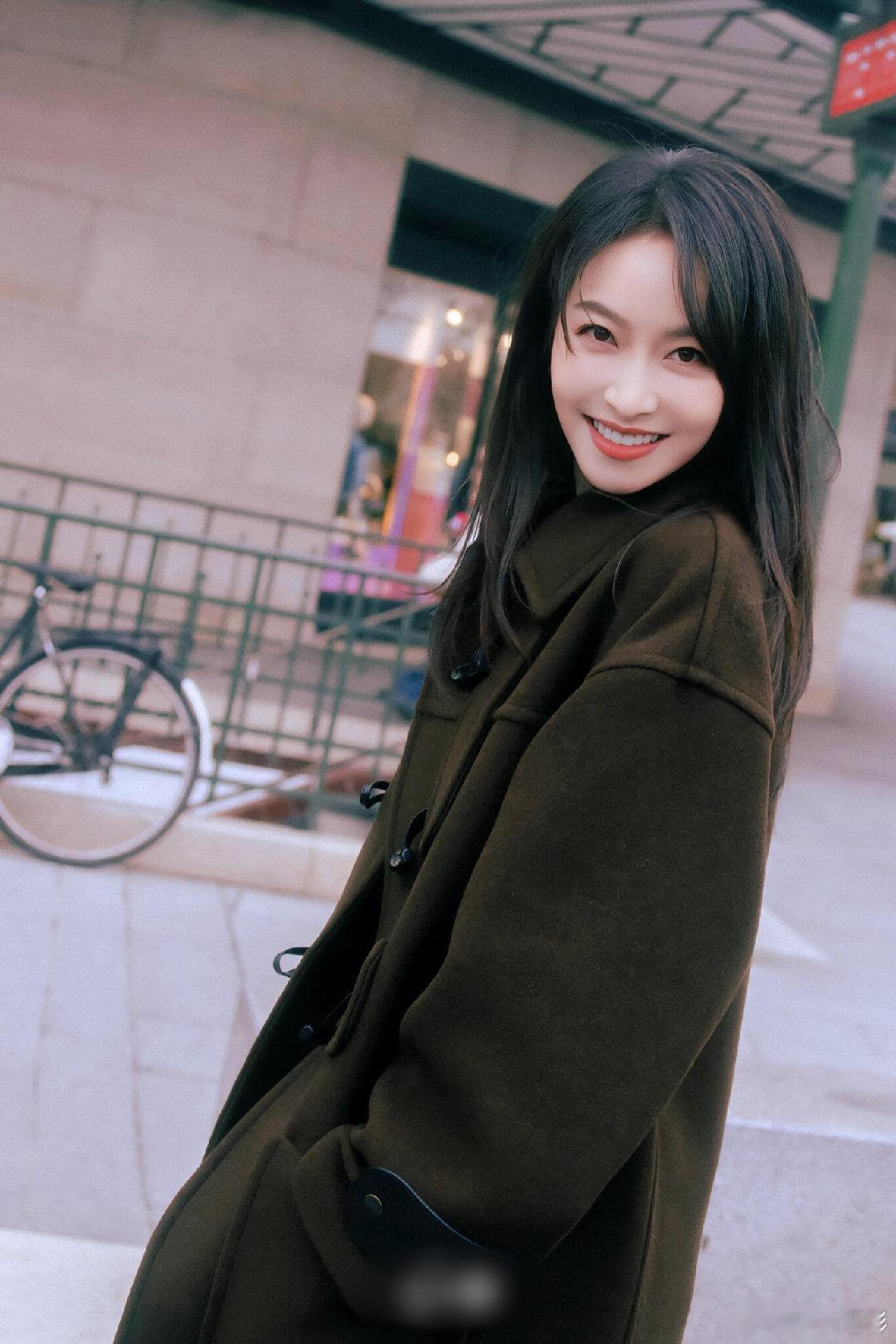 不知道的以为宋茜又有职场剧上新了 宋茜这造型也太适合通勤党抄作业了！简约不简单，