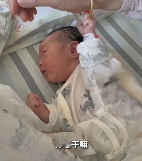 “解释不清了”！江苏，奶奶去看望出生2天的孙子，不料，宝宝竟然直接抓住奶奶手腕的