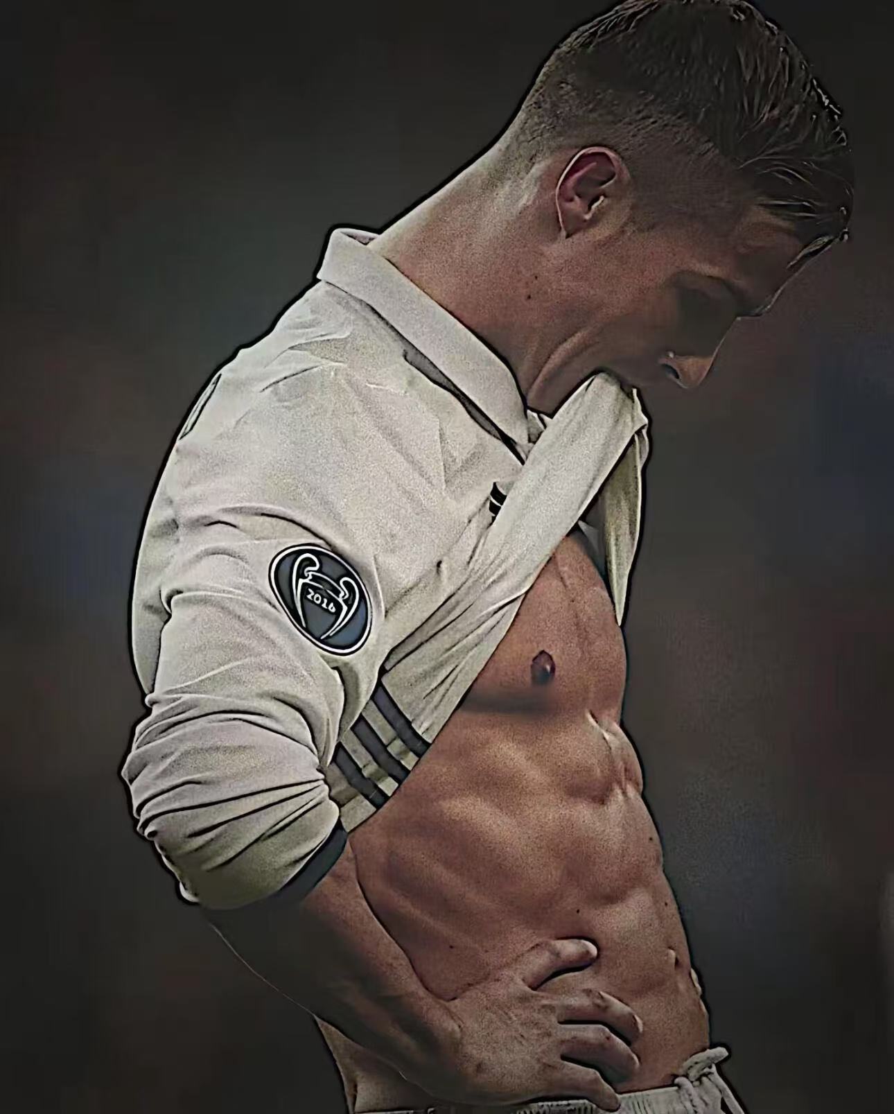 厨师揭秘C罗食谱C罗不喝牛奶牛油果+鸡蛋+无糖咖啡——优质脂肪和蛋白质开局，全天