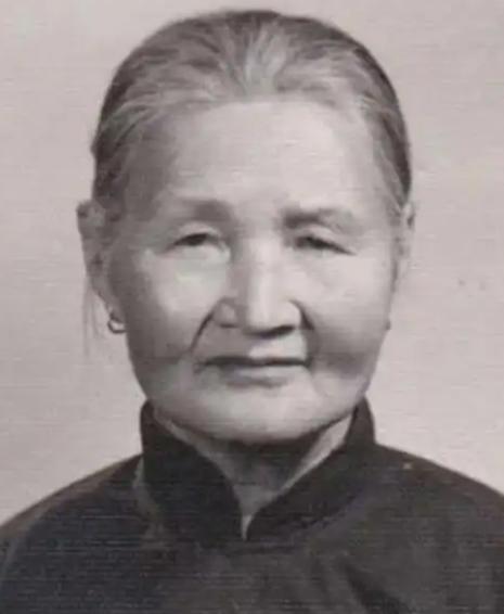 1940年，21岁的八路军政委蔡永，被叛军追赶，18岁姑娘郭瑞兰为救他，假扮他的