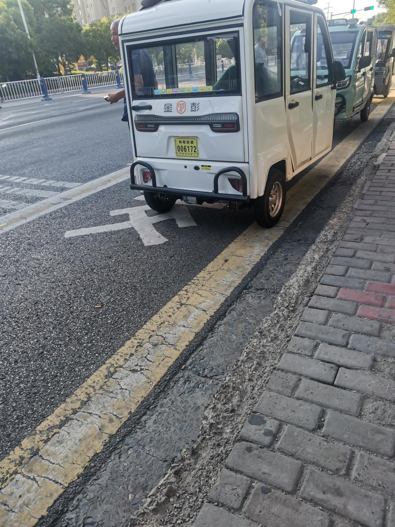今天坐公交车到高铁站，从阜阳市老年大学上车，拉客三轮车，全部停在公交站台，影响坐