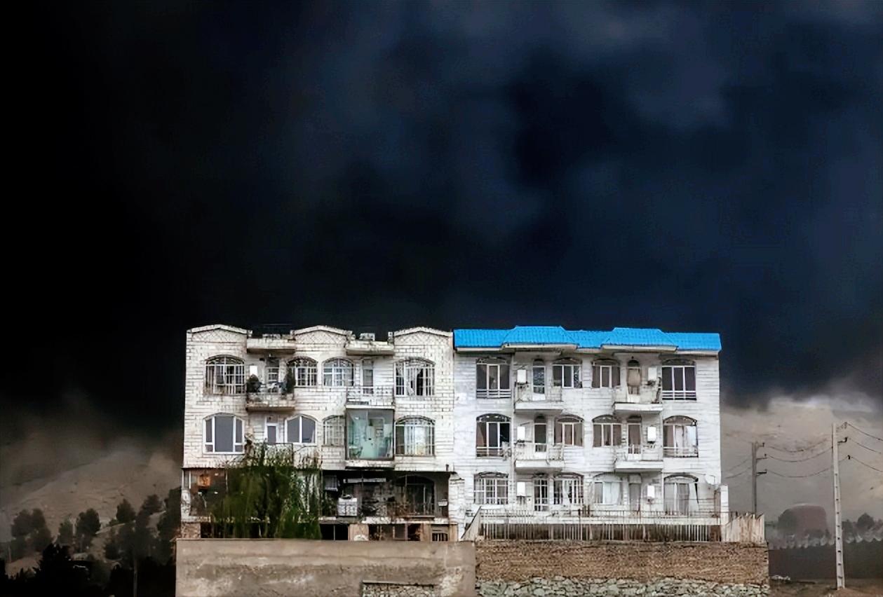 太吓人！一场针对石油设施的袭击，竟让伊朗德黑兰的天空下起了可怕的“石油雨”，有毒