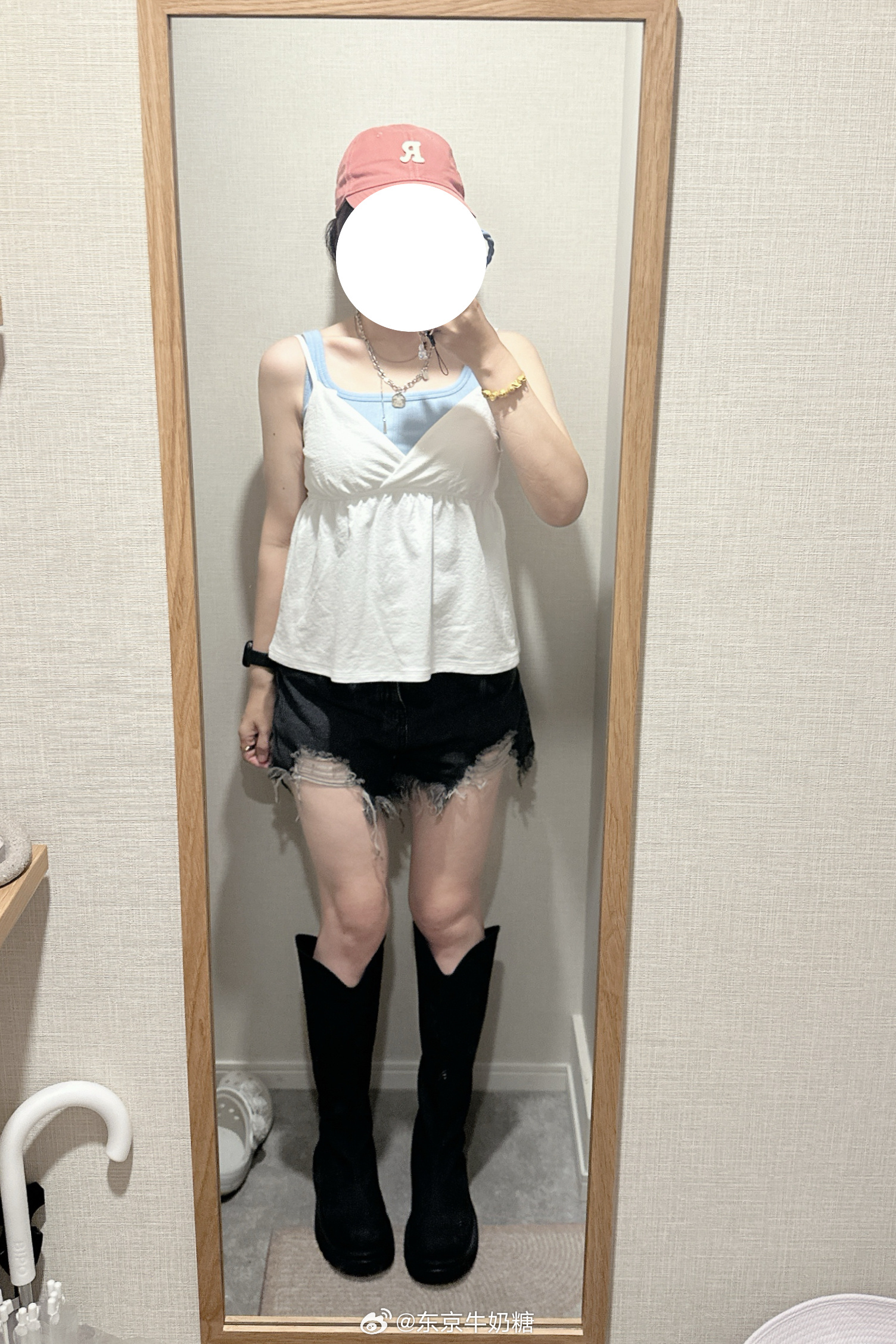 优衣库的镜子有毒。。。买了背心和背心，在店里看挺好看的，但是回家看就变很一般。算