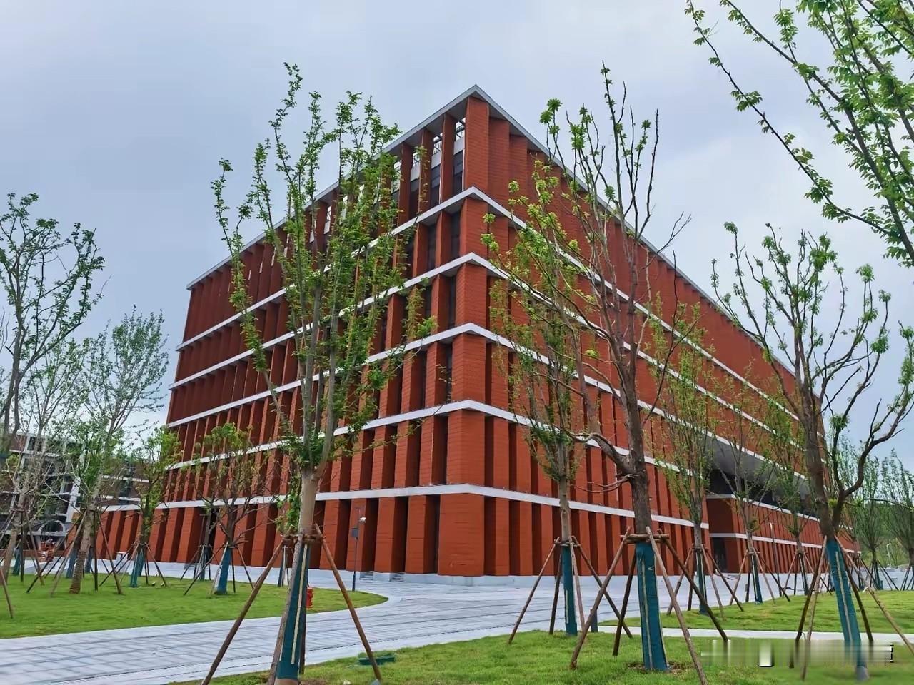 来长沙求学，竟被湖大“发配”到“边疆”？新学期伊始，不少湖南大学的学生惊觉，自己