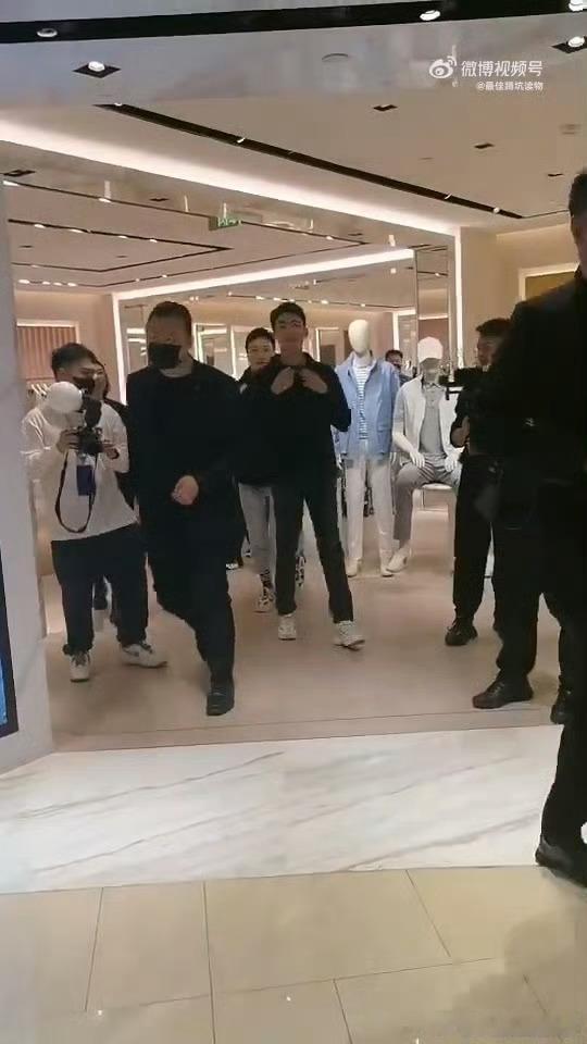 哇塞！林更新握手宠溺杀 ！一个握手，眼神里全是宠溺，这杀伤力太强，直接鲨进我心！