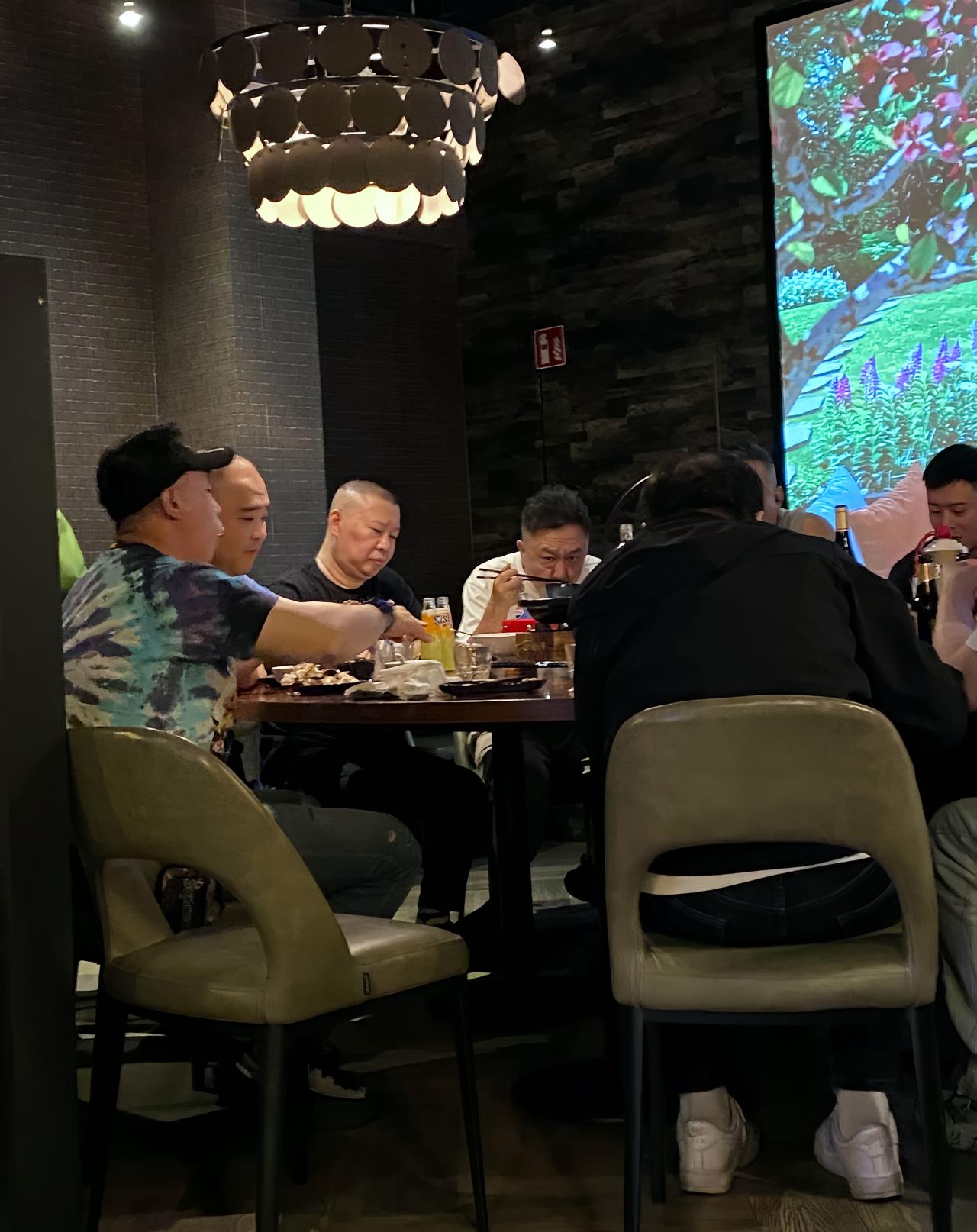 近日，德云社的大当家郭德纲和于谦，带领团队世界巡演，来到了荷兰站。

他们奔走于