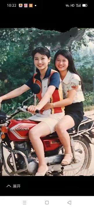 日暖风和多，
姐妹骑摩托。
一路观山景，
内心满乐呵。