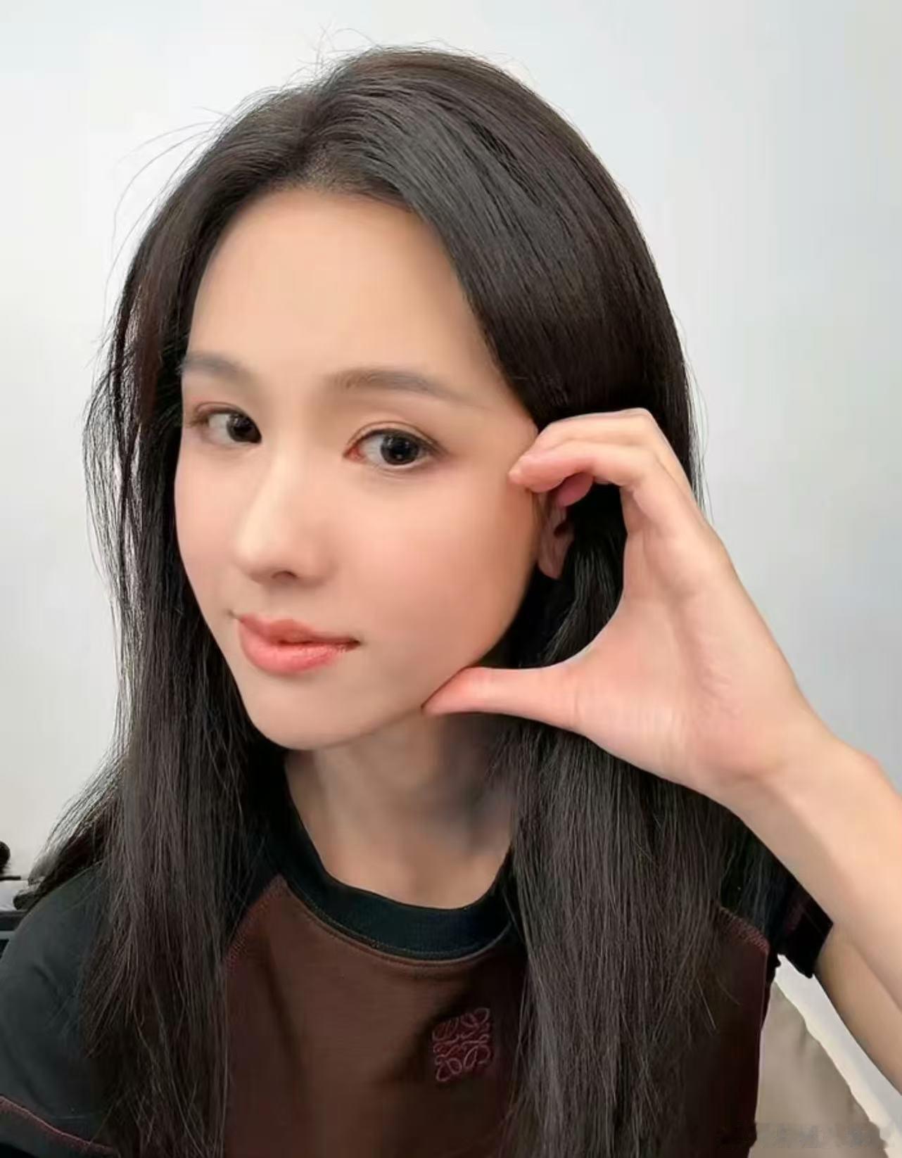 陈都灵生日直播连读粉丝来信通过这场生日直播，陈都灵不仅感谢了粉丝们的支持，还通过