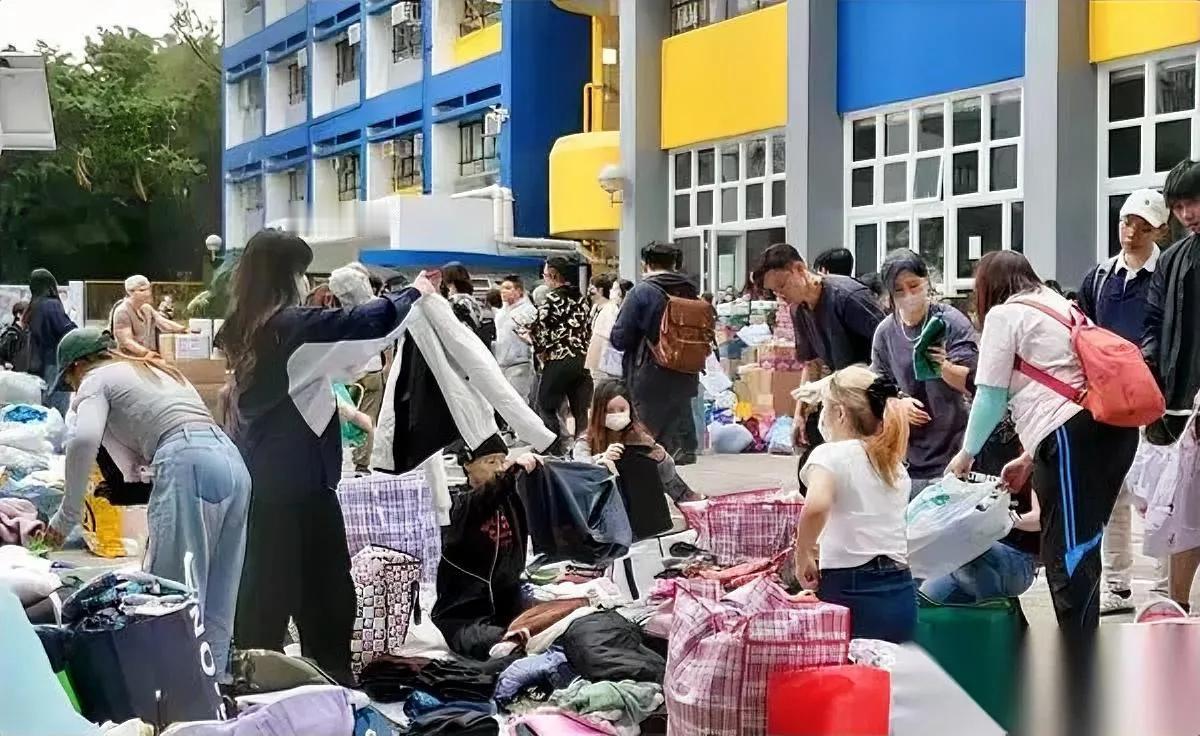 凌晨的火，把家烧得连灰都没剩。

新衣服还挂着吊牌，给女儿攒的金镯子是结婚时的陪