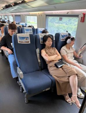 周围乘客憋笑憋出内伤，这道字谜为什么有这么大的杀伤力？
高铁上，一排三个座位，一