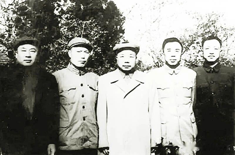 1965年4月，萧华上将正因病在杭州疗养，而四位作曲家则是带着北京军区战友文工团