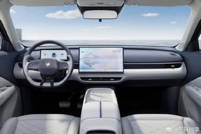 开完朋友的极狐 T1还挺惊喜的🚗空间表现真的越级，后排坐着不局促，装载能力也很