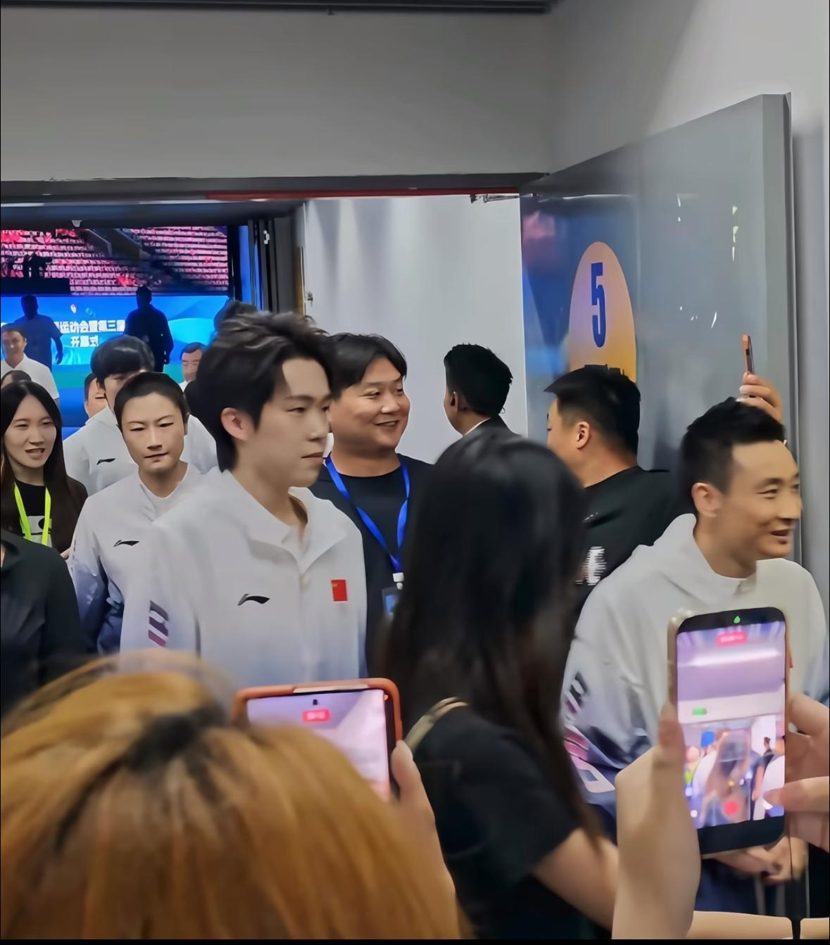 8月8日王楚钦与丁宁参加北京市第三届运动员开幕式！
准确的说，
王队参加的是北京