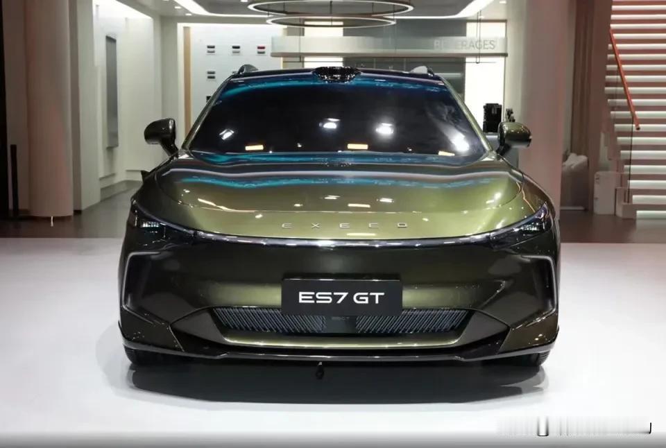 GT一亮相就成了全场的焦点。这款车是奇瑞旗下的高端新能源品牌“星途”推出的第一款