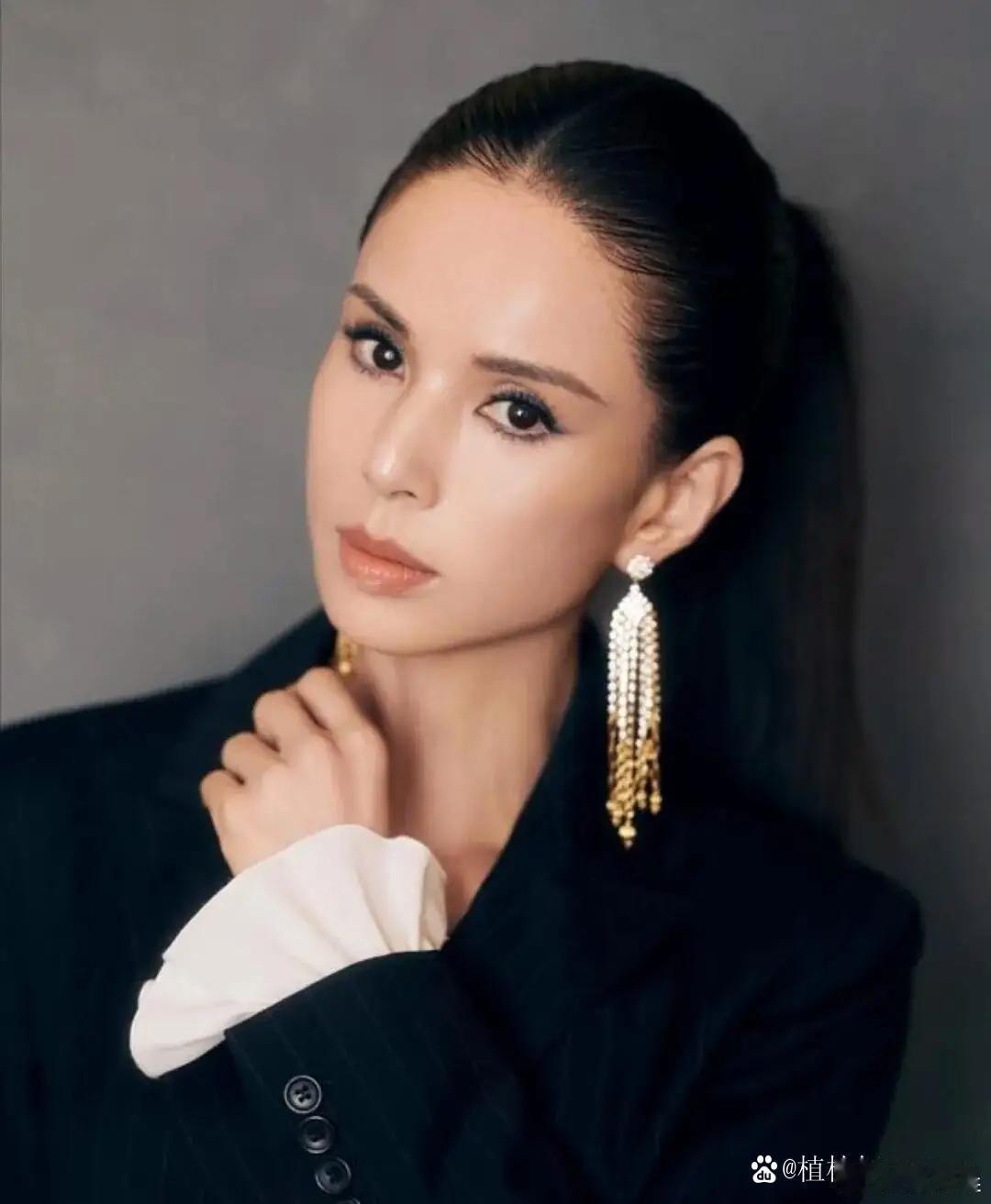 岁月仿佛在李若彤身上停下脚步，容颜风韵犹存，优雅的气质一如既往。 