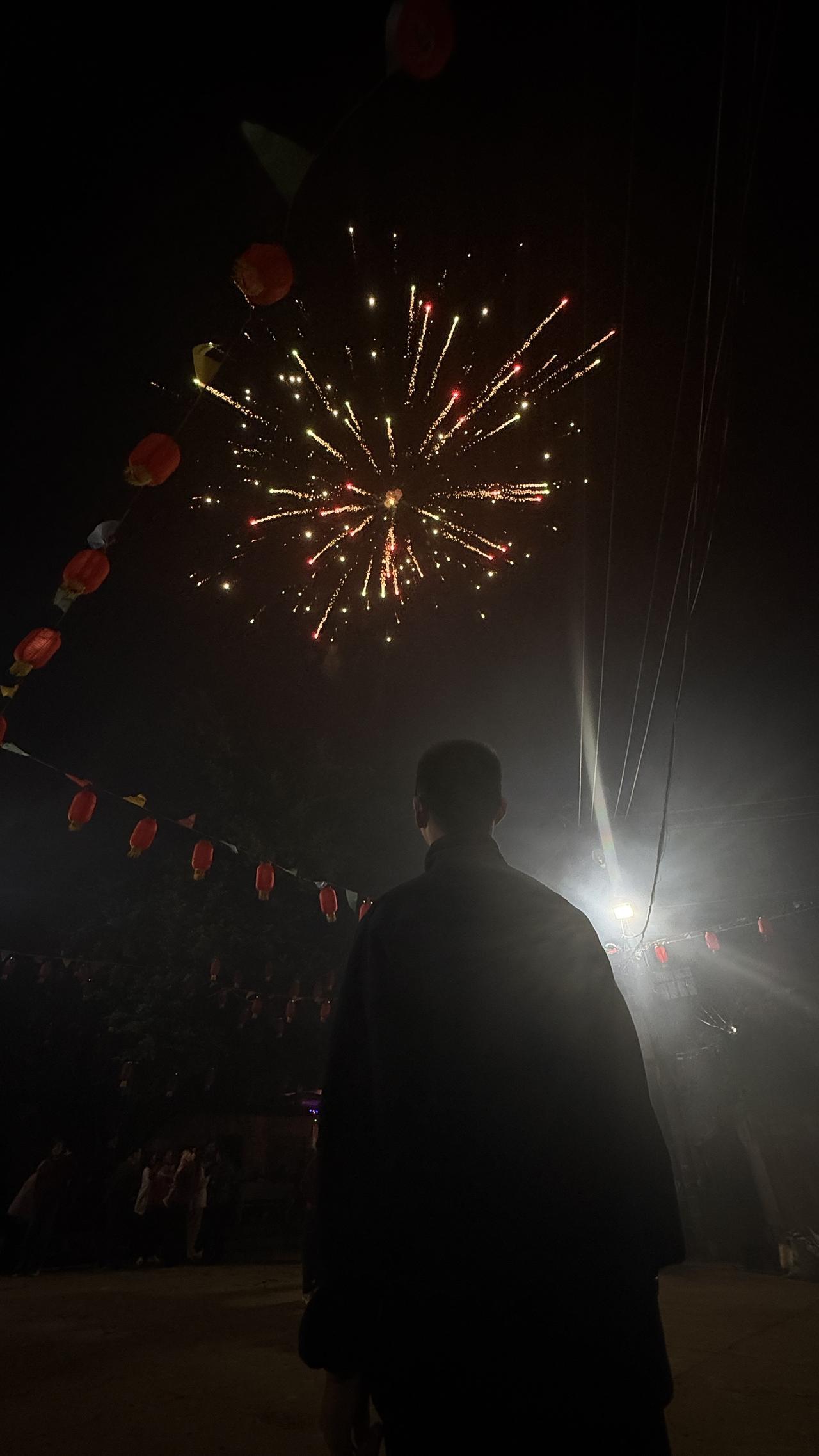 己所不欲，勿施于人。
也不用刻意去在意别人的眼光，但求一个心安。
吾心安处是故乡