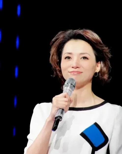 一次，记者问程前：“你跟董卿，当年到底谁抛弃了谁？”本以为爆脾气的程前会发火，谁