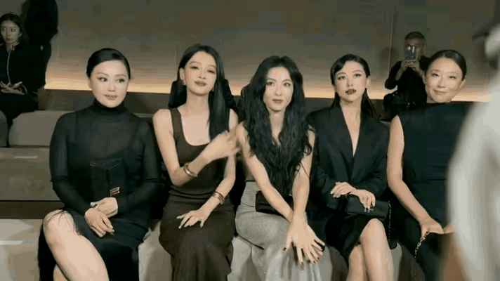 真的因为不熟，才让她们看上去，尴尬到想脚趾扣地么？

虽然有五位女星同框，但是年