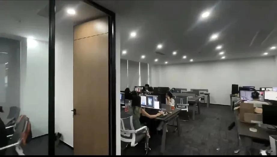 本周组织了Q3季度技术员工的晋级评审，本来是河北分公司的一名员工被其他评委评定“