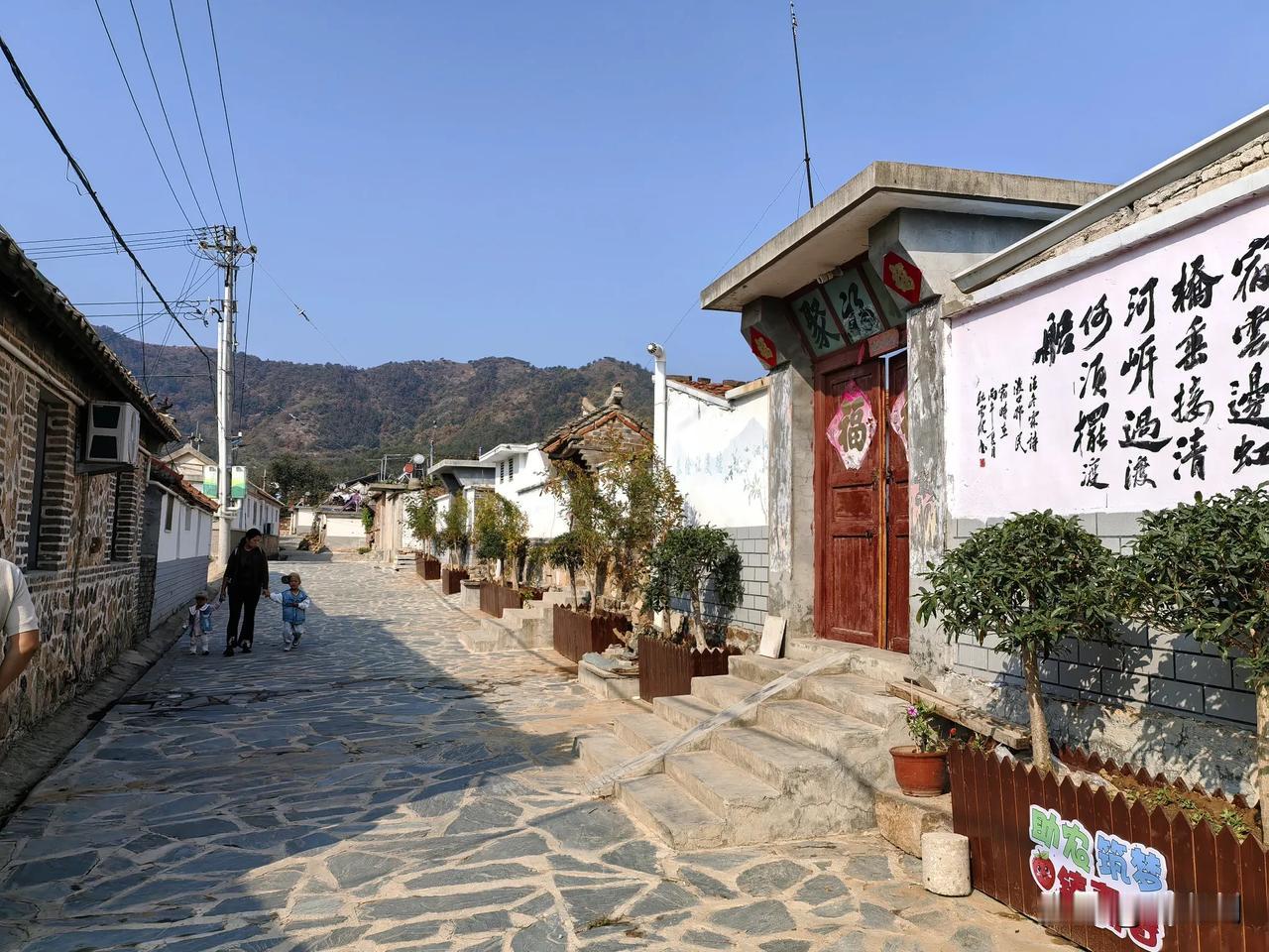 在烟台乡野偶然发现一个宝藏村落，清溪流水，柴门葡架，石屋亭榭，浓浓的胶东山村风味