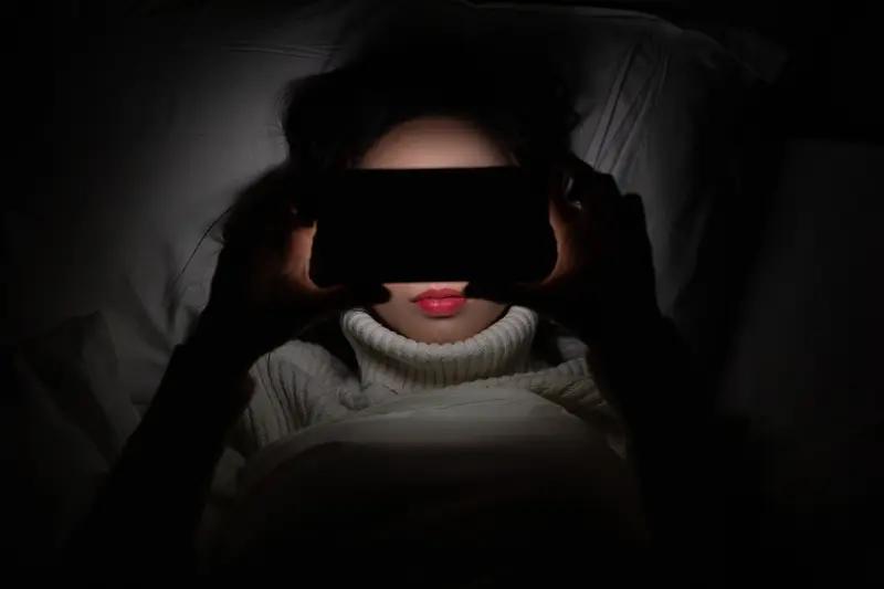 经常熬夜对身体伤害可太大了。我有个朋友，之前熬夜成瘾，身体很快就出问题了。
从精