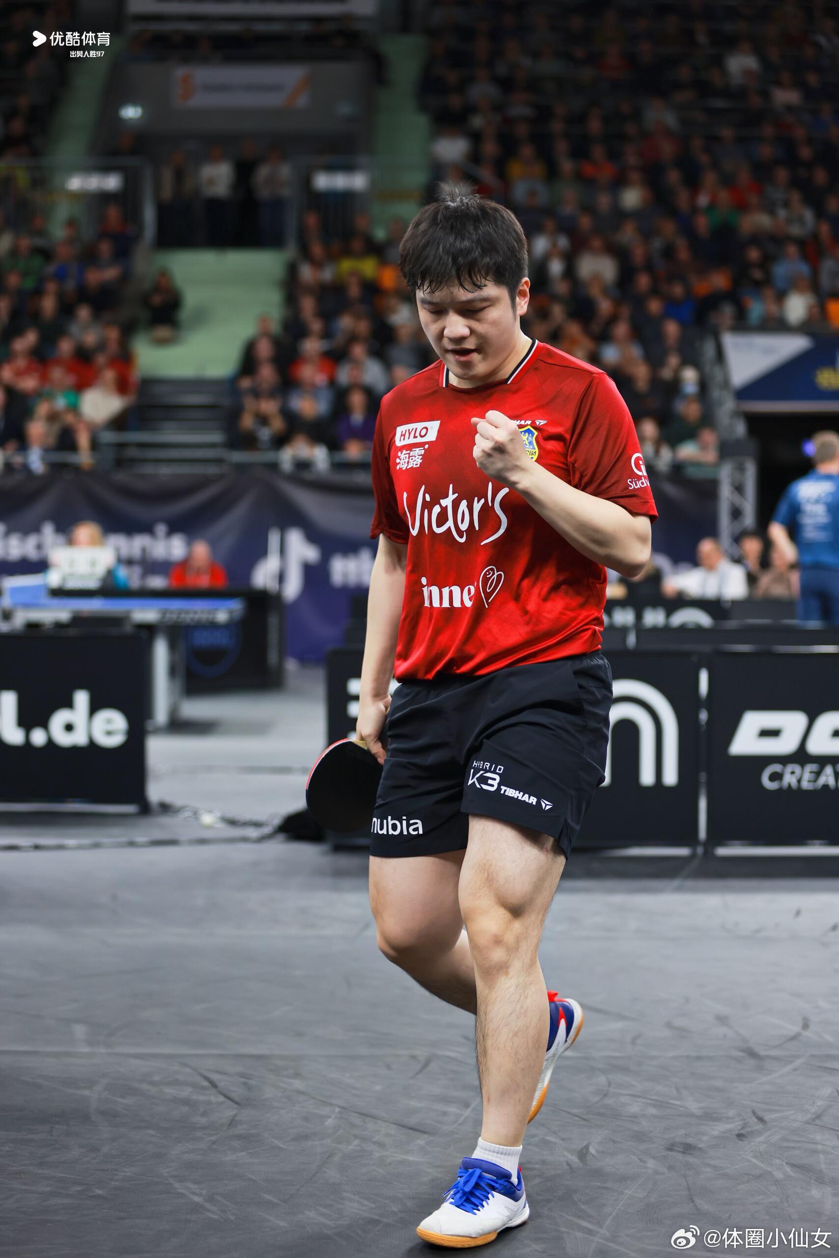 樊振东德甲红色球衣！打球的樊振东太帅了！ 