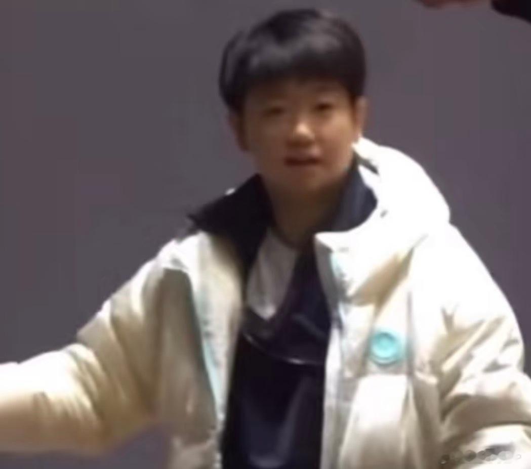 好像小学生刚起床：妈！给我穿衣服！我：来了来了！ 