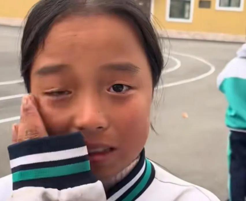 哈尔滨阿城区杨树中心小学女生雨婷，因为拥有可以治愈的笑容，被老师发到网上，引发网
