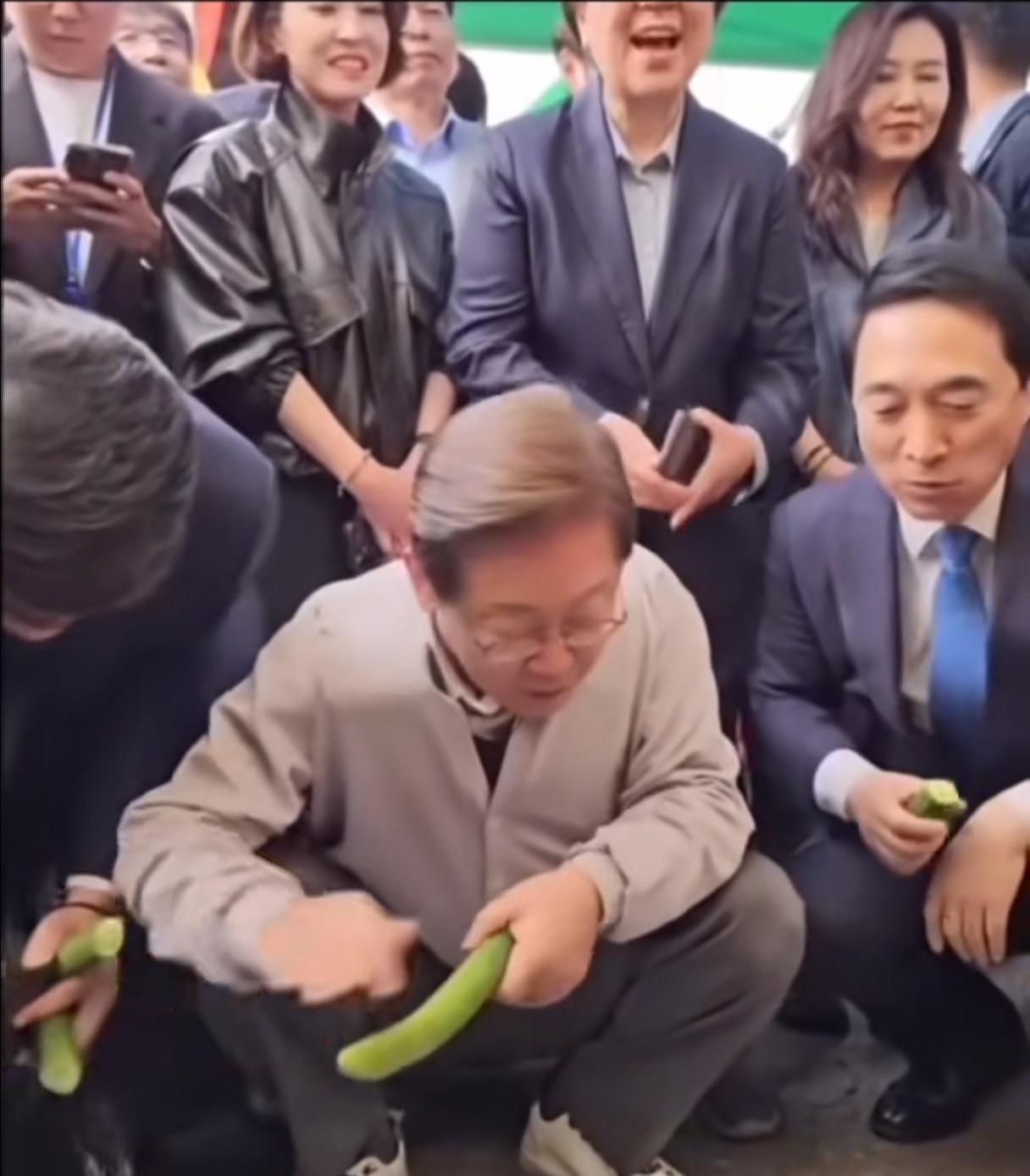 这样的总统，哪个不喜欢。
文在寅，在卖菜的小摊位，蹲下，买了几根黄瓜。摊主给他装