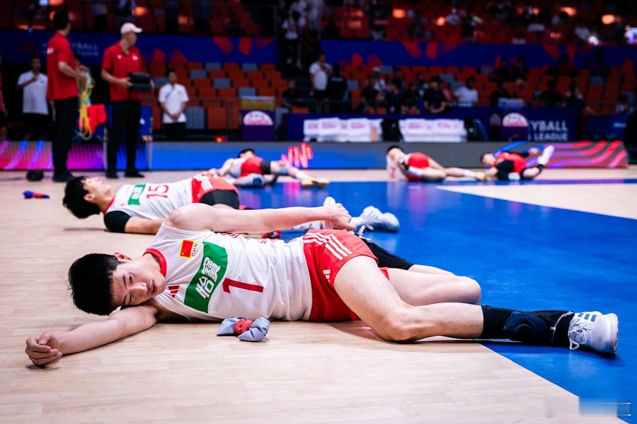 中国男排vs塞尔维亚男排中国队2-0（25-23/25-23）塞尔维亚队最多时8