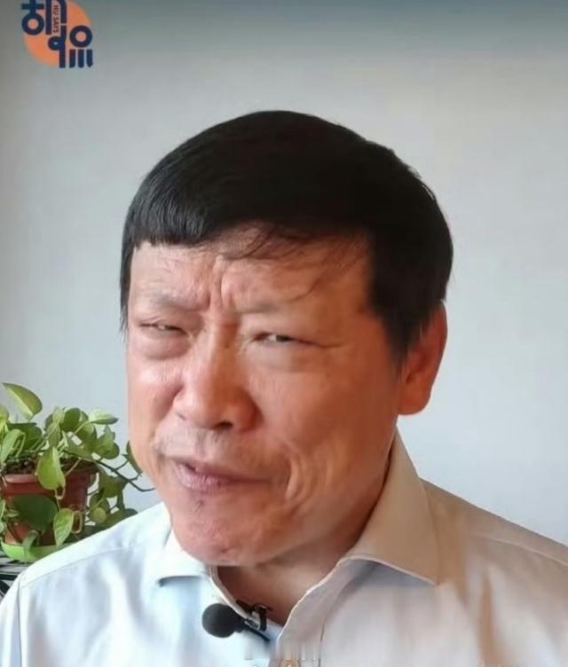 笔骨子有事说事 👉🏾胡锡进谈郭德纲演出改编红歌胡锡进认为，在我们的社会上，边