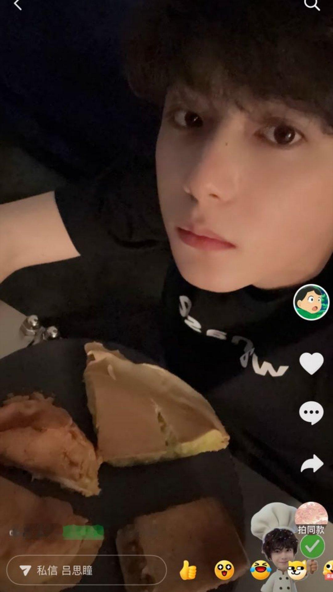 哦呦，孙政给你整的小蛋糕给你吃美了吧瞳瞳，右下角还有一个举✓牌子的小瞳瞳萌得嘞 