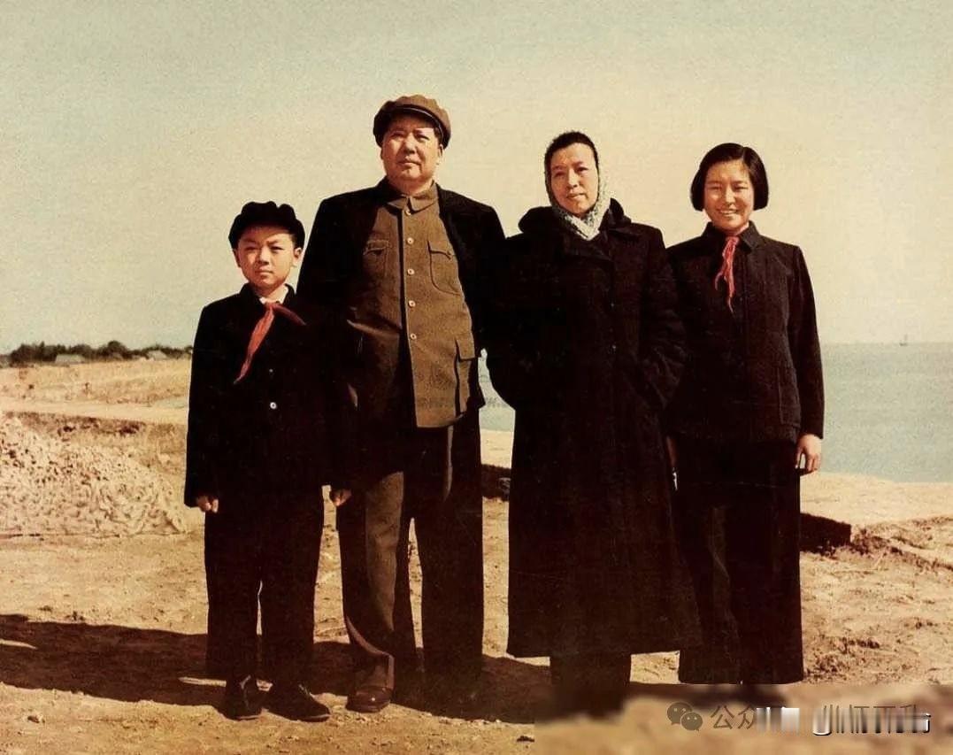 毛主席和家人在一起