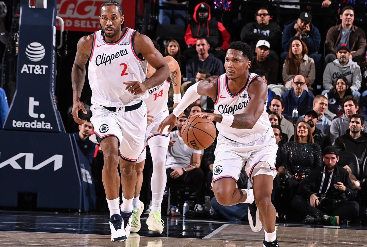 马瑟林： 卡子哥！今天第四节我是不是救主了？？那几个球硬不硬？？？
伦纳德： 硬