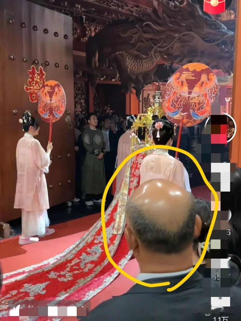 红绸漫天！中式婚礼震撼名场面太绝了
 
这场面太壮观了，这哪里是结婚，看着就像立