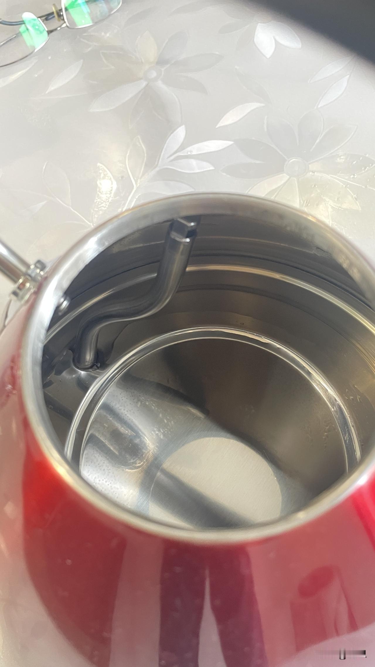 用两年的电水壶，里面依旧光亮如新，一次都没有洗过。功劳来自40微米精滤自动反冲洗