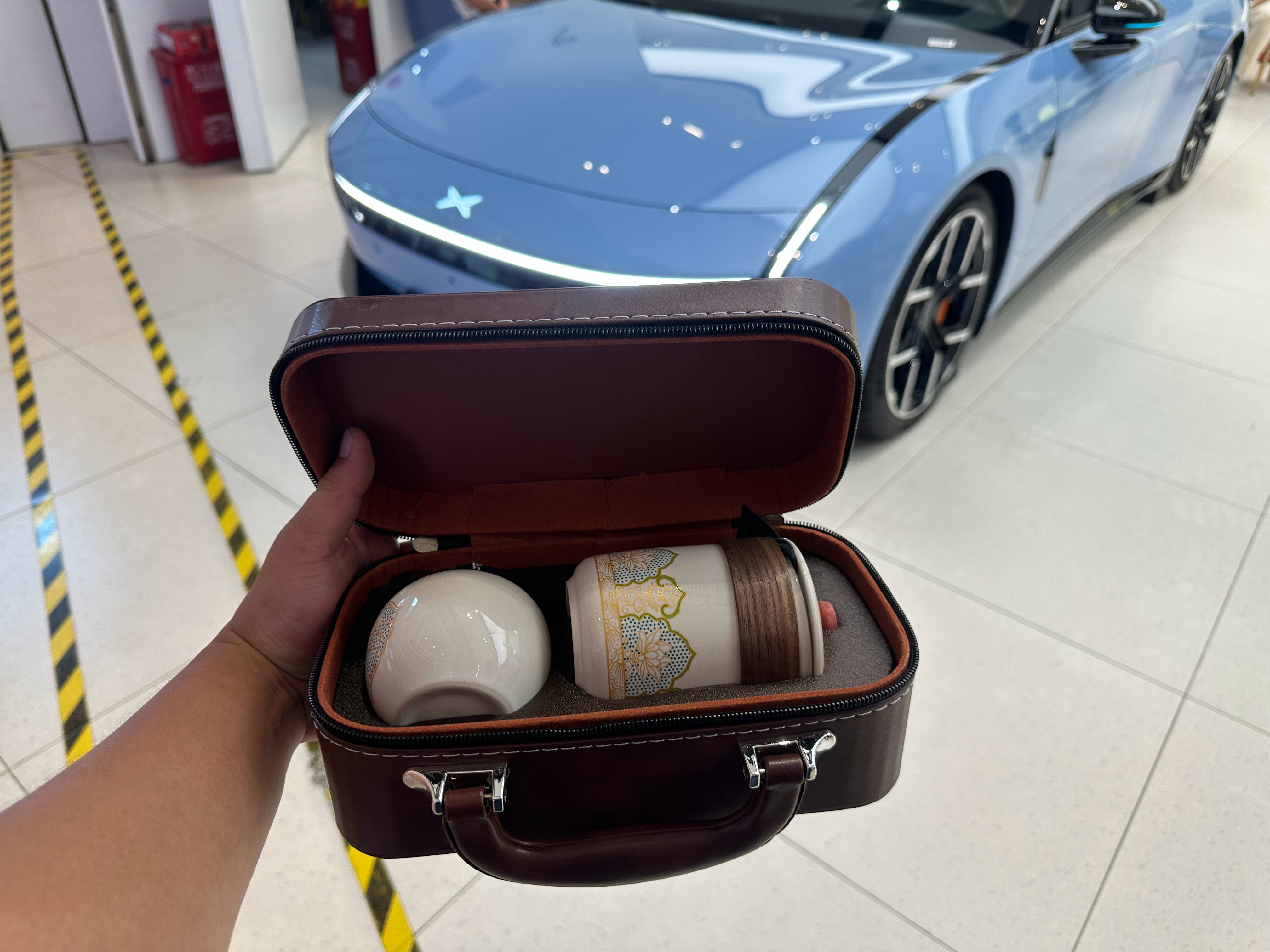【抽奖】来小鹏看个车，薅了一套杯子，直接转发就行，送给大家。[坏笑]  ​  ​